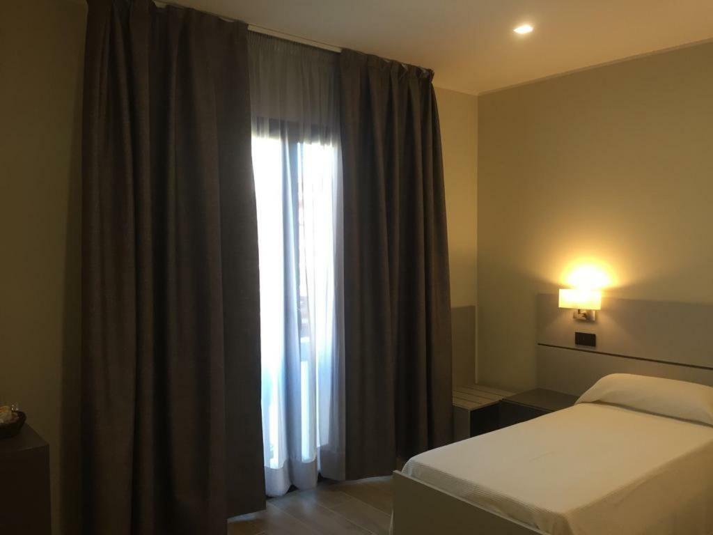 Roma Rooms Анкона Екстериор снимка
